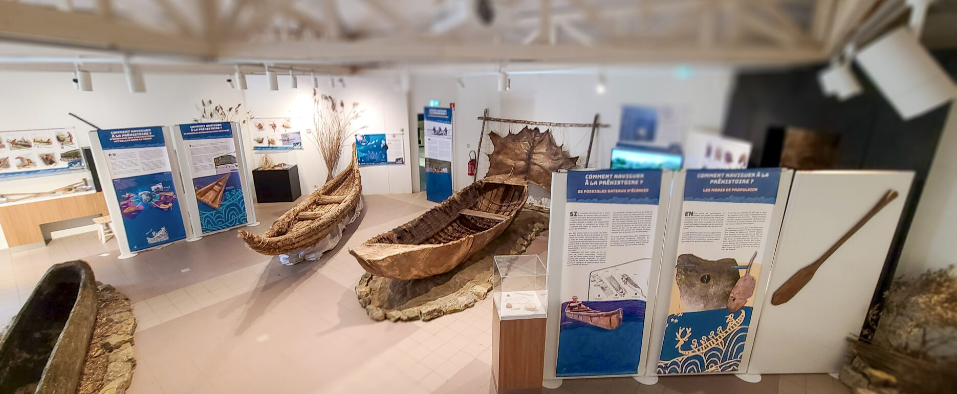 Vue d'une partie de la salle d'exposition avec les affiches réaliséees par Myo webgraphisme