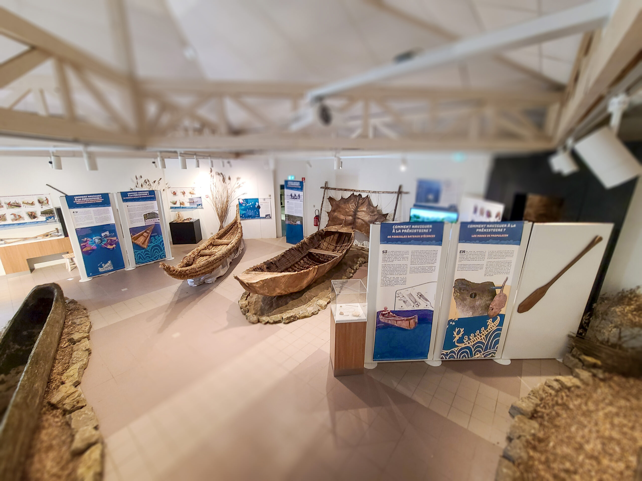 Vue d'une partie de la salle d'exposition avec les affiches réaliséees par Myo webgraphisme